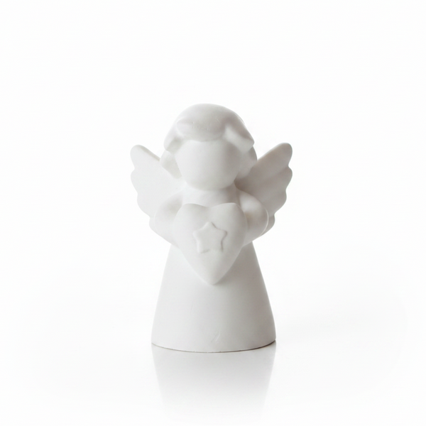 Vista frontal do mini anjo de cerâmica perfumada branca, com coração e estrela em relevo, sobre fundo branco.