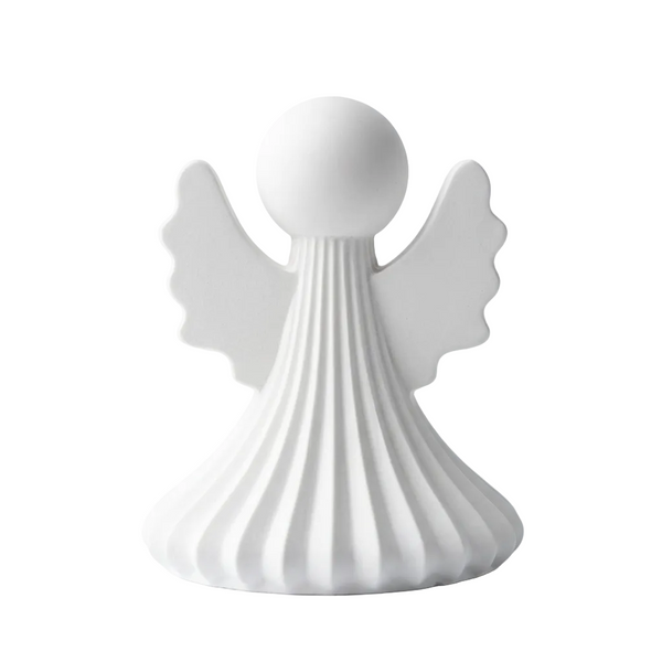 Vista frontal de anjo raiado branco, com base alargada e asas onduladas, sobre fundo branco.