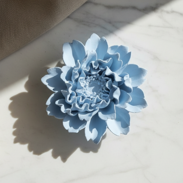 Cerâmica perfumada artesanal em formato de flor com pétalas finas e delicadas.