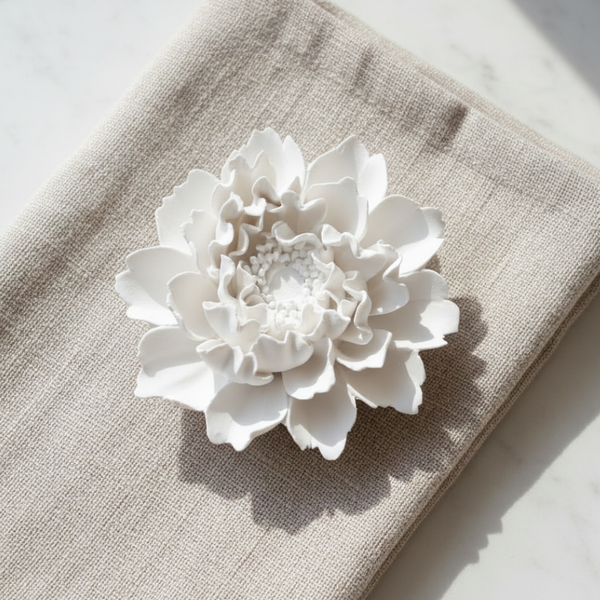 Cerâmica perfumada artesanal em formato de flor com pétalas finas e delicadas.