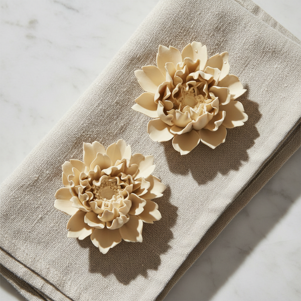 Cerâmicas perfumadas artesanais em formato de flor com pétalas finas e delicadas.