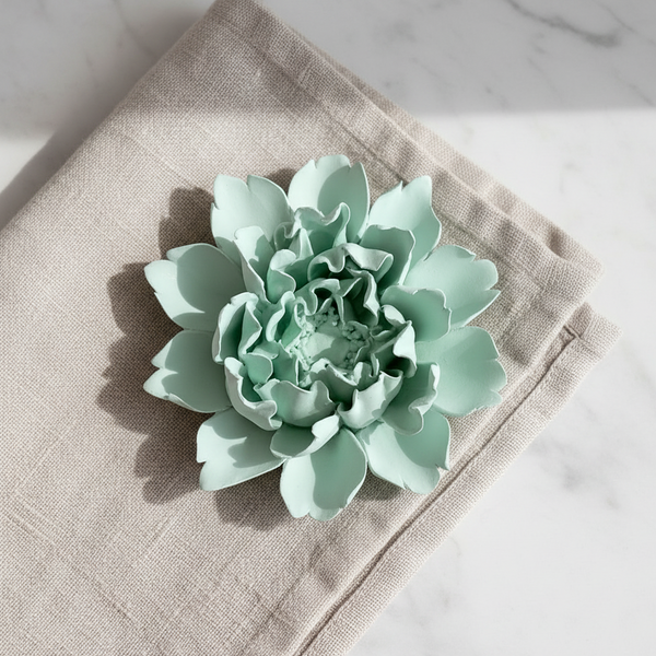 Cerâmica perfumada artesanal em formato de flor com pétalas finas e delicadas.