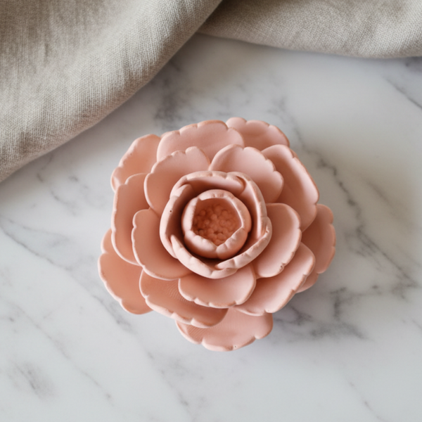 Flor de camélia grande de cerâmica perfumada artesanal em tons pastel e aroma floral.