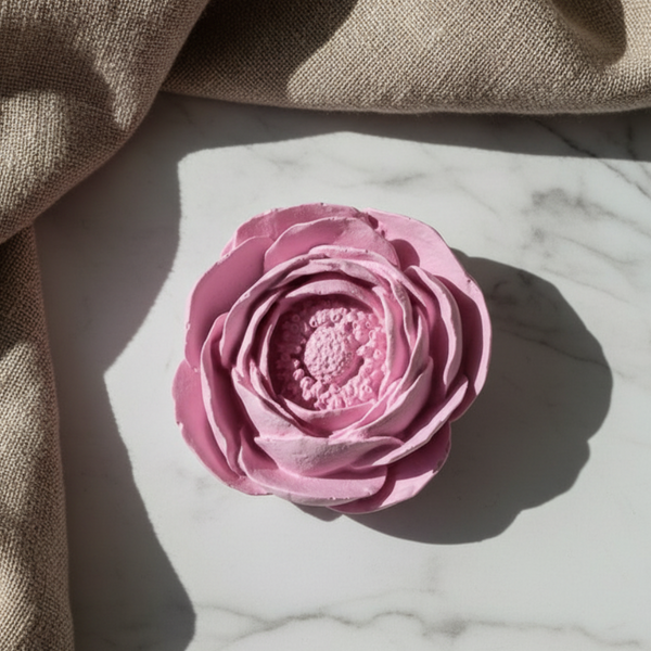 Cerâmica perfumada artesanal em formato de flor camélia com pétalas abertas.