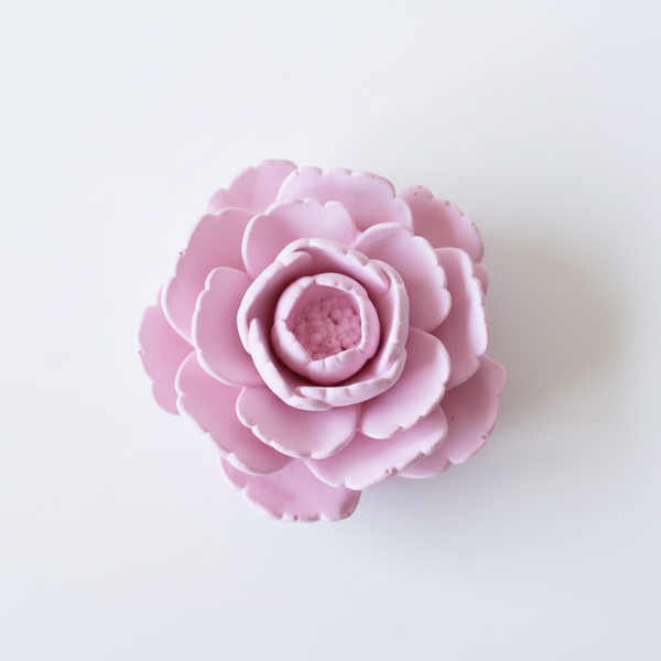 Flor de camélia grande de cerâmica perfumada artesanal em tons pastel e aroma floral.