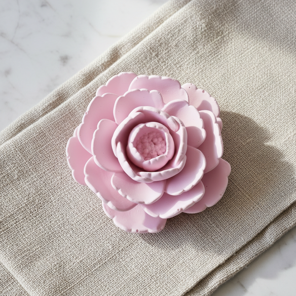 Flor de camélia grande de cerâmica perfumada artesanal em tons pastel e aroma floral.