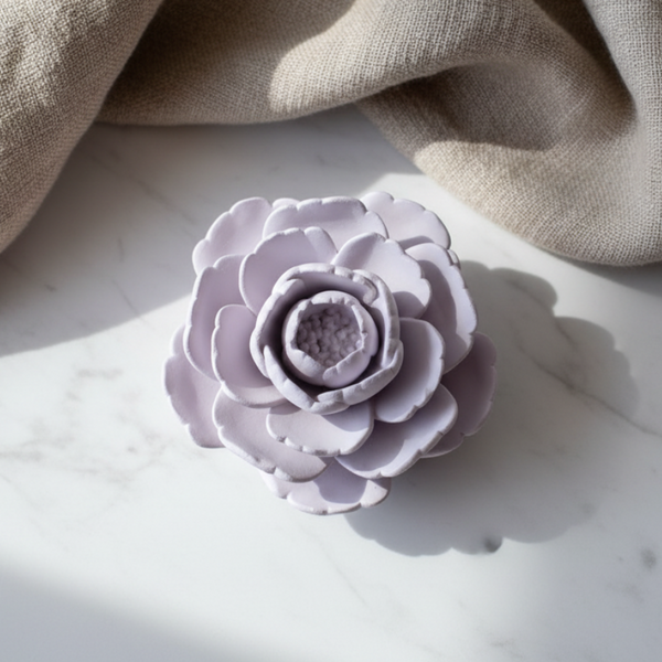 Flor de camélia grande de cerâmica perfumada artesanal em tons pastel e aroma floral.