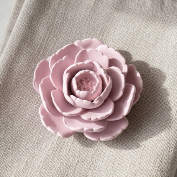 Flor de camélia grande de cerâmica perfumada artesanal em tons pastel e aroma floral.