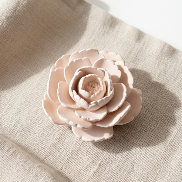 Flor de camélia grande de cerâmica perfumada artesanal em tons pastel e aroma floral.