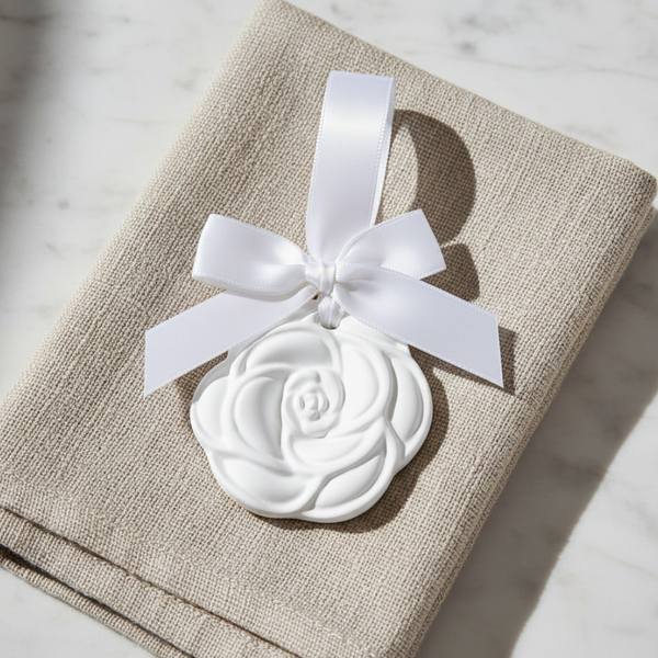Camélia de cerâmica perfumada com laço para lembranças personalizadas de eventos.
