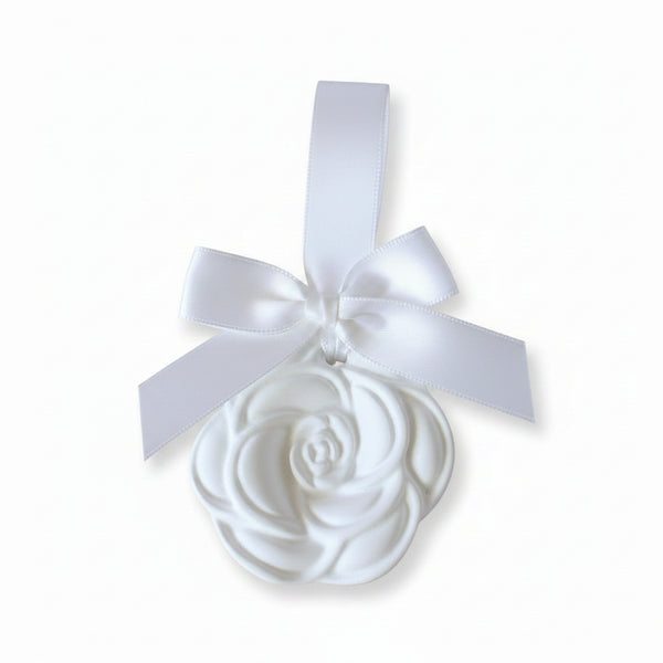 Camélia de cerâmica perfumada com laço para lembranças personalizadas de eventos.