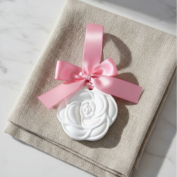 Camélia de cerâmica perfumada com laço para lembranças personalizadas de eventos.
