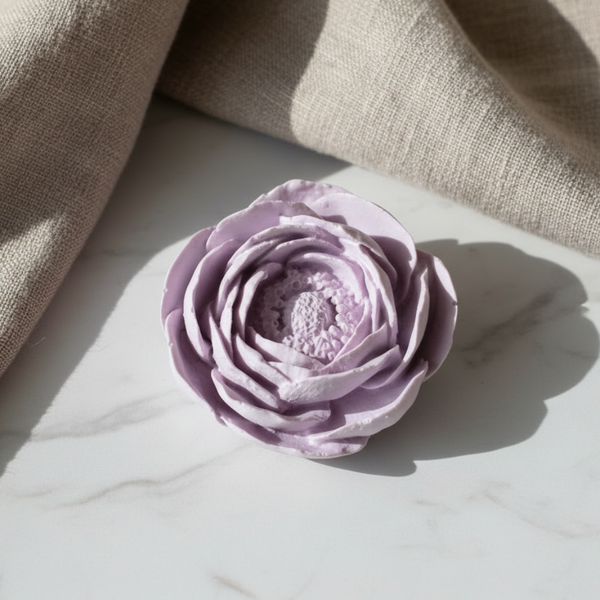 Cerâmica perfumada artesanal em formato de flor camélia com pétalas abertas.