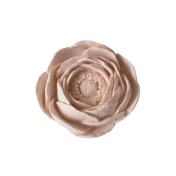 Cerâmica perfumada artesanal em formato de flor camélia com pétalas abertas.