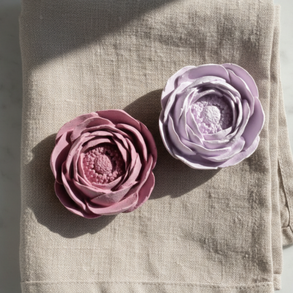 Cerâmicas perfumadas artesanais em formato de flor camélia com pétalas abertas.