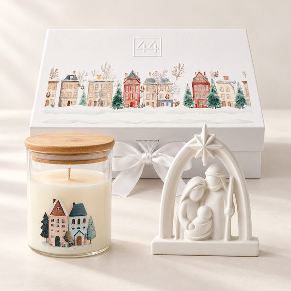 Coffret Premium com presépio de cerâmica perfumada, vela com tampa de bambu e caixa natalícia com laço, sobre fundo claro.