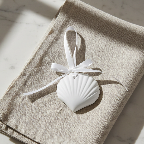Concha de cerâmica perfumada com laço para lembranças personalizadas de eventos, como batismos ou aniversários.