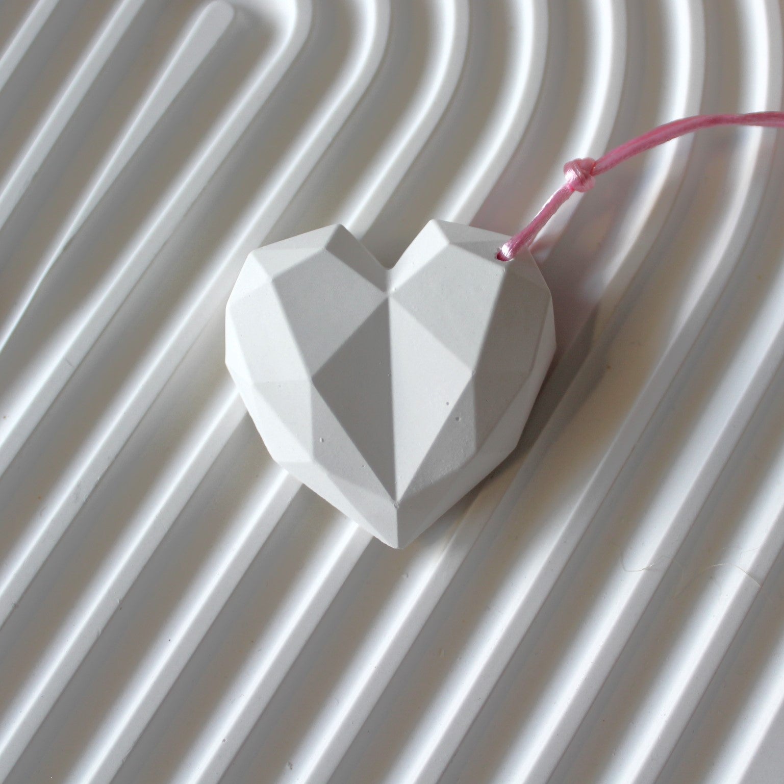Mini Coração Geométrico de Cerâmica Perfumada