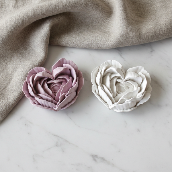 Flores em forma de coração de cerâmica perfumada artesanal com delicadas pétalas coloridas.