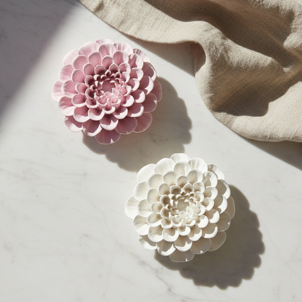 Cerâmicas perfumadas artesanais em formato de dália com pétalas em relevo.