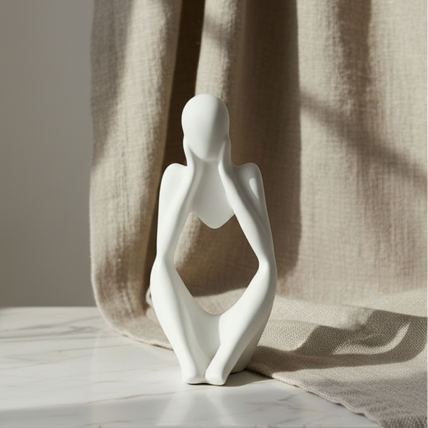 Estatueta abstrata em cerâmica artesanal da 44 para decoração de interiores em estilo contemporâneo.