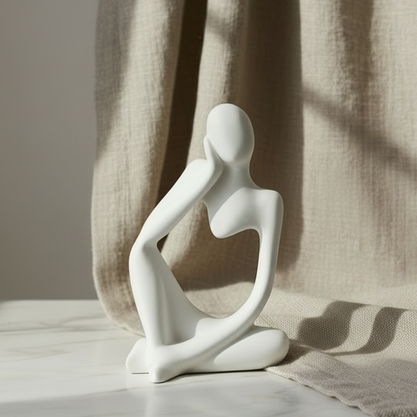 Estatueta abstrata em cerâmica artesanal da 44 para decoração de interiores em estilo contemporâneo.