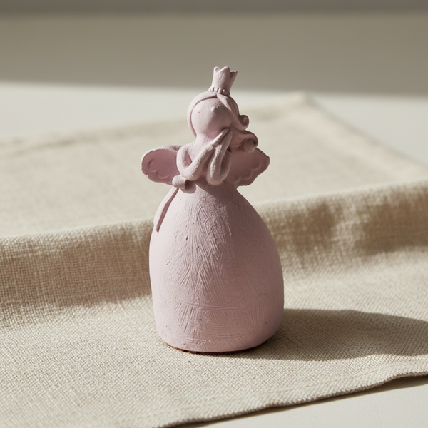 Fadinha de cerâmica perfumada artesanal em rosa pastel, com aroma de talco, para perfumar e decorar interiores.