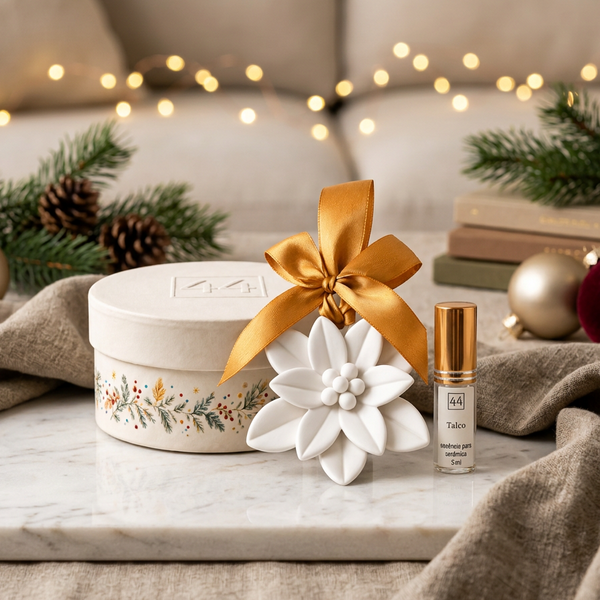 Mini Coffret Flor da 44, com Estrela de Natal branca de laço dourado, essência de talco e caixa redonda natalícia.