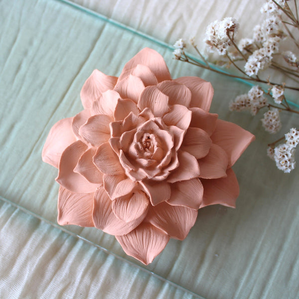 Flor crisântemo de cerâmica perfumada para decoração de interiores; ambientador ecológico artesanal.