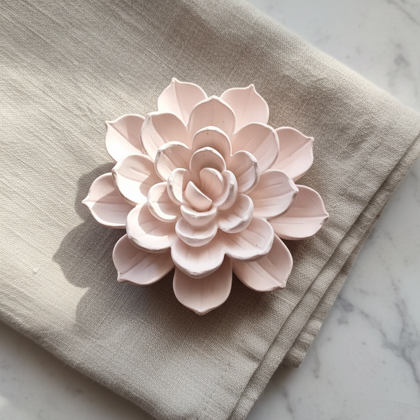 Flor de Lótus de cerâmica perfumada artesanal em cores pastel e aroma floral fresco.