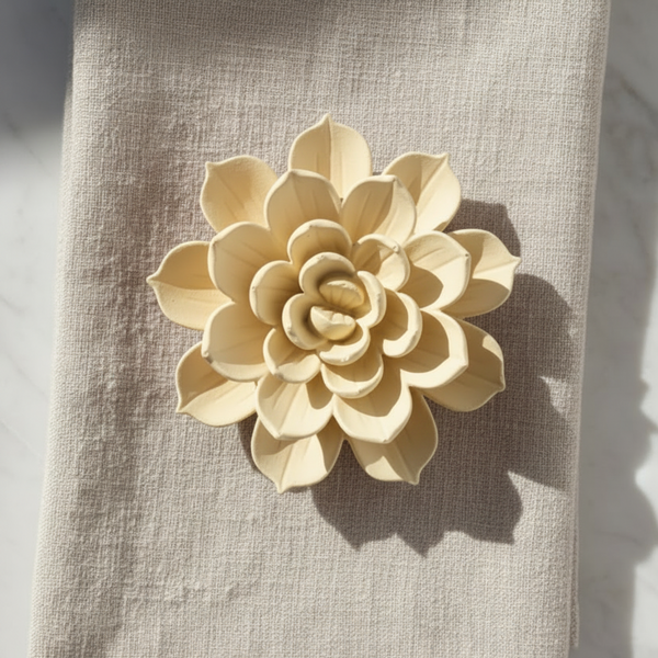 Flor de Lótus de cerâmica perfumada artesanal em cores pastel e aroma floral fresco.