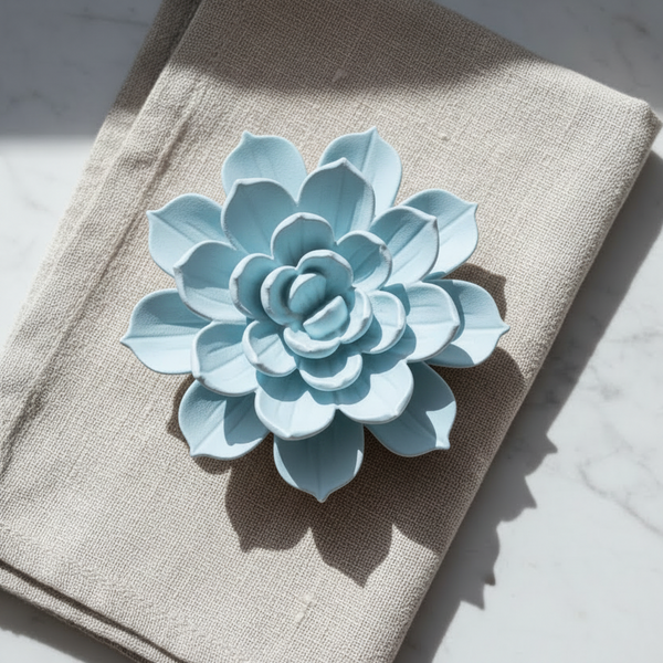Flor de Lótus de cerâmica perfumada artesanal em cores pastel e aroma floral fresco.