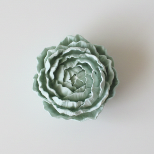Flor nenúfar de cerâmica perfumada para decoração de interiores ou para oferecer como ambientador artesanal.