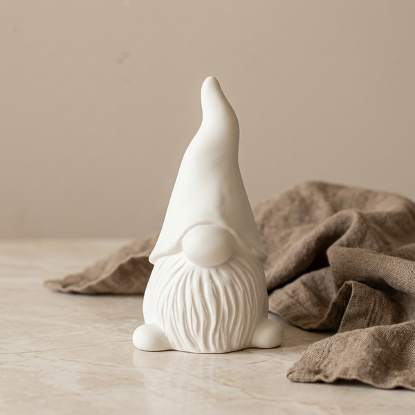 Gnomo pequeno de cerâmica perfumada branca, com barba em relevo e gorro alto, sobre mármore.