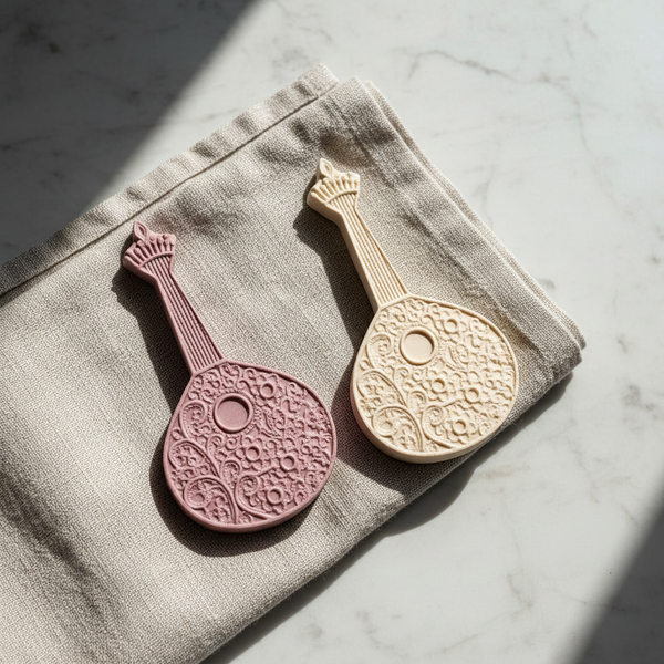 Guitarras Portuguesas de cerâmica perfumada da 44 com íman, em tons pastel, da coleção Alma Portuguesa.