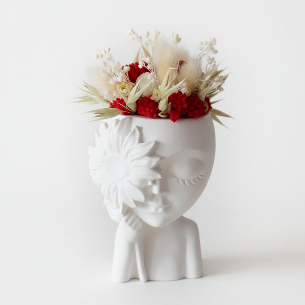 Jarra decorativa rosto estilizado com flor lateral e flores secas naturais decoração minimalista.