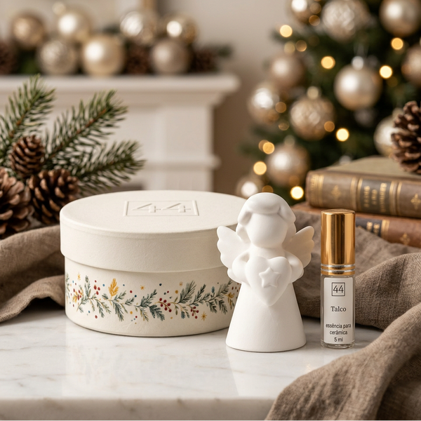 Mini Coffret Anjo da 44, com anjo branco de cerâmica perfumada, essência de talco e caixa redonda em ambiente natalício.