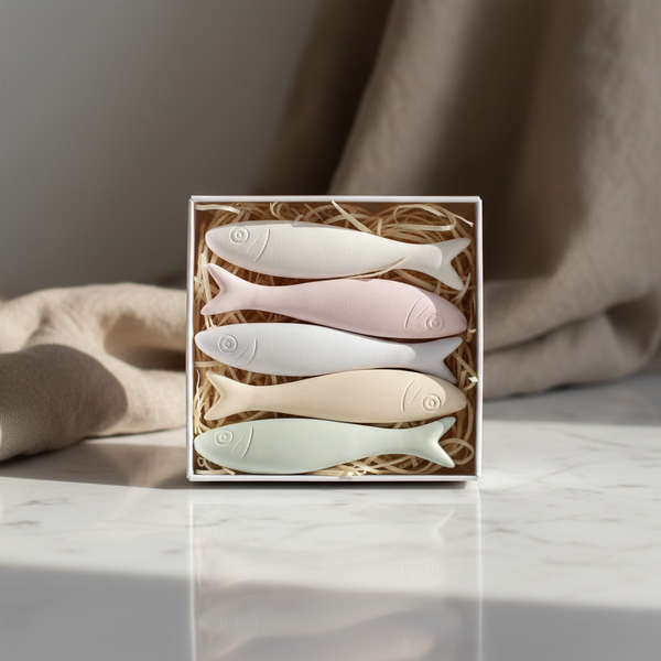 Mini sardinhas de cerâmica perfumada da 44, em tons pastel, da coleção Alma Portuguesa.