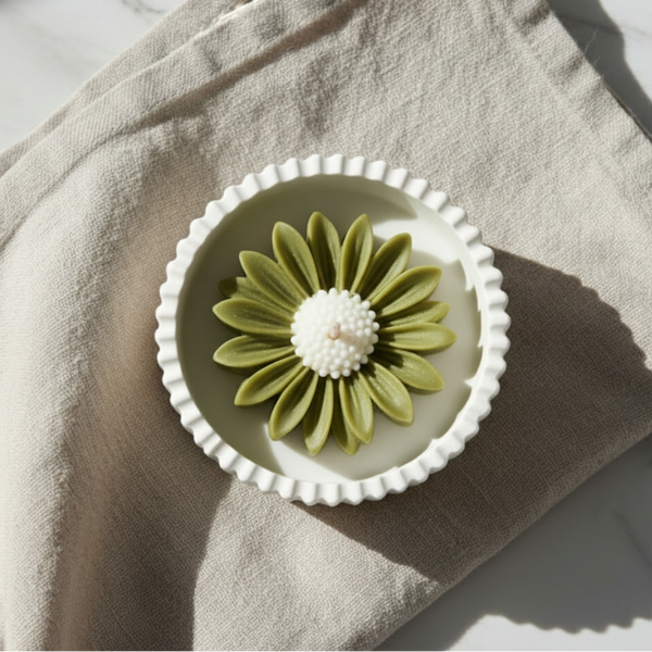 Velas aromáticas decoradas com margaridas em várias cores, para decoração, presentes ou criar ambientes acolhedores.