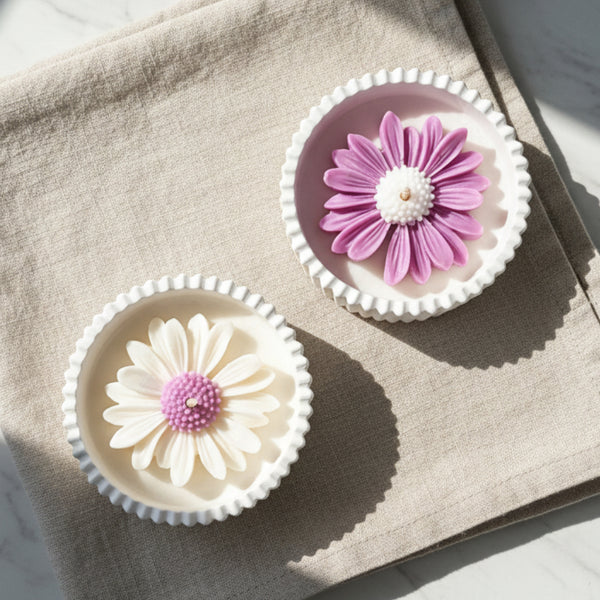 Velas aromáticas decoradas com margaridas em várias cores, para decoração, presentes ou criar ambientes acolhedores.