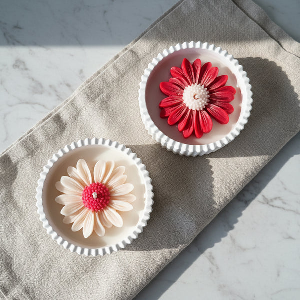 Velas aromáticas decoradas com margaridas em várias cores, para decoração, presentes ou criar ambientes acolhedores.