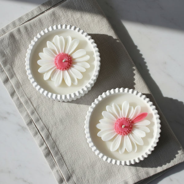 Velas aromáticas decoradas com margaridas em várias cores, para decoração, presentes ou criar ambientes acolhedores.