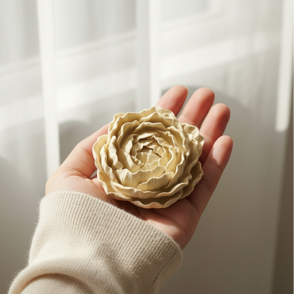 Flor nenúfar de cerâmica perfumada para decoração de interiores ou para oferecer como ambientador artesanal.