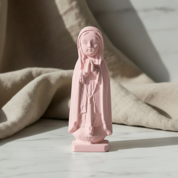 Nossa Senhora de cerâmica perfumada artesanal da 44 em tons pastel, com aroma de talco.