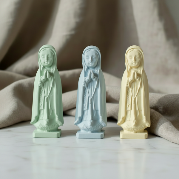 Nossas Senhoras de cerâmica perfumada artesanal da 44 em tons pastel, com aroma de talco.