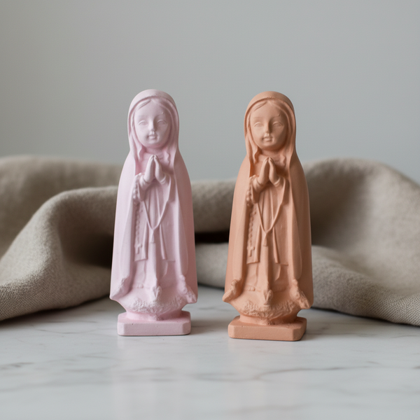 Nossas Senhoras de cerâmica perfumada artesanal da 44 em tons pastel, com aroma de talco.