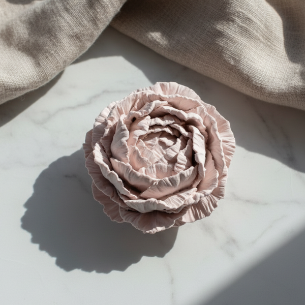 Cerâmica perfumada artesanal em formato de peónia fechada com pétalas sobrepostas.