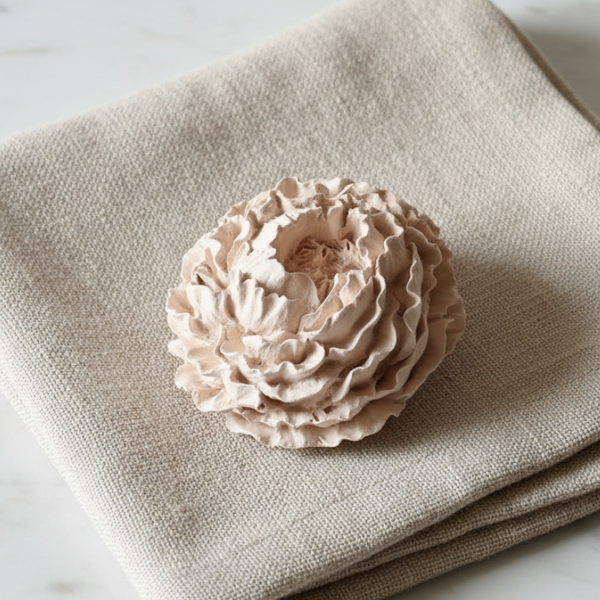 Cerâmica perfumada artesanal em formato de peónia média em cores pastel e aroma floral.