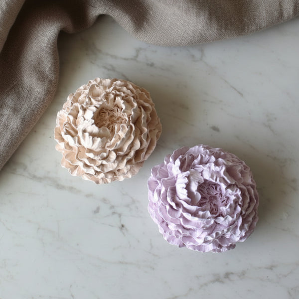 Cerâmicas perfumadas artesanais em formato de peónia média em cores pastel e aroma floral.