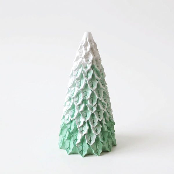Pinheiro Folhas de cerâmica perfumada no acabamento Nevado, com folhas em relevo, sobre fundo claro.